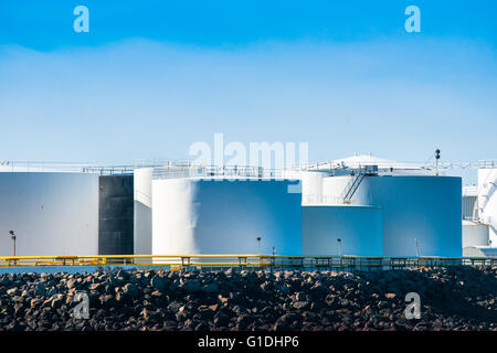 Silos in bianco dal mare nel cielo blu Foto Stock