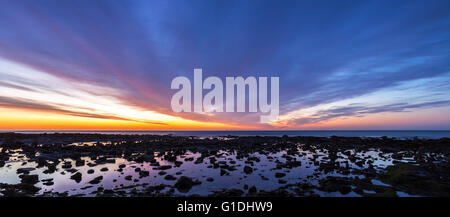 Pre-alba luce su Northumberland costa vicino a Whitley Bay Foto Stock