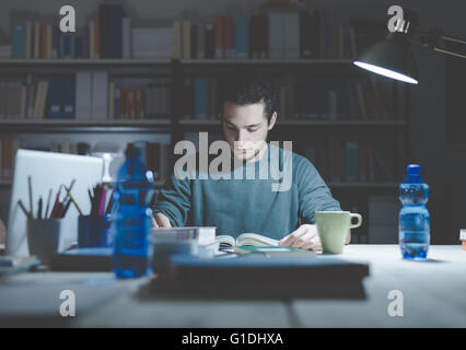 Studente di adolescenti la lettura di libri e studiando a tarda notte, l'apprendimento e il concetto di istruzione Foto Stock