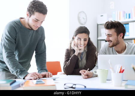 I giovani studenti del college lavorando su un progetto di design, l'istruzione e il concetto di creatività Foto Stock