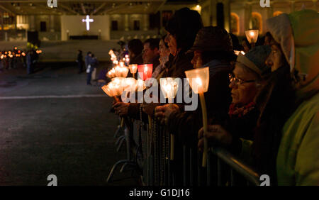 Processione a lume di candela presso il Santuario di Fatima Foto Stock