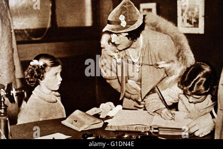 Fotografia della regina Elisabetta Regina madre (1900-2002) con la Principessa Elisabetta (1926-) e la principessa Margaret (1930-2002) durante una visita al Signore Roberts Memorial Workshop per disabili ex-combattenti. In data xx secolo Foto Stock