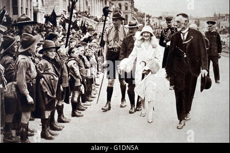 Fotografia della Signora Elisabetta (1900-2002) sat con membri del boy scout. In data xx secolo Foto Stock