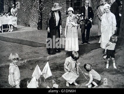 Fotografia della Signora Elisabetta (1900-2002) visitare il West Ham missione centrale, noto come paradiso per bambini. In data xx secolo Foto Stock