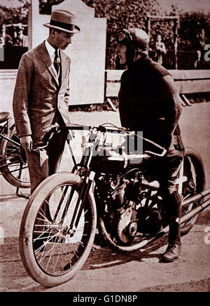 Fotografia di Prince Albert Frederick Arthur George (1895-1952) a Brooklands gara incontro. In data xx secolo Foto Stock