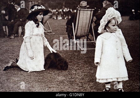 Fotografia della signora Elizabeth Bowes-Lyon (1900-2002) a Glamis Castle. In data xx secolo Foto Stock