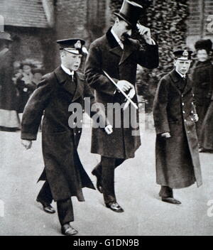 Fotografia di Alexander Cambridge, 1° Conte di Athlone (1874-1957) a piedi con i suoi nipotini Prince Albert Frederick Arthur George (1895-1952) e Prince George, Duca di Kent (1902-1942). In data xx secolo Foto Stock