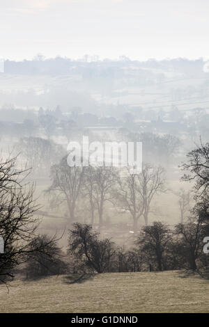 Foschia sopra le colline di tessitore di mattina presto, ellastone, Staffordshire Foto Stock