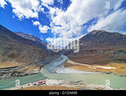 Birds Eye view di confluenza del Indus e Zanskar river a Nimu, nei pressi di Leh, Ladakh, Jammu e Kashmir India Foto Stock