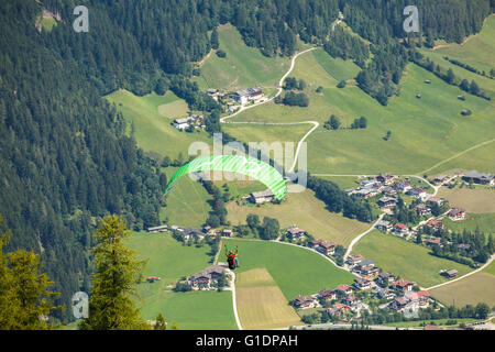 Parapendio volare sopra la valle dello Stubai su Neustift im Stubaital, Austria Foto Stock