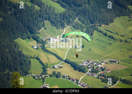 Parapendio volare sopra la valle dello Stubai su Neustift im Stubaital, Austria Foto Stock