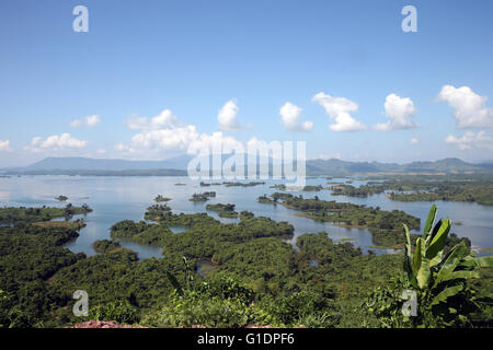 Provincia di Vientiane. Paesaggio. Il lago e le isole. Foto Stock