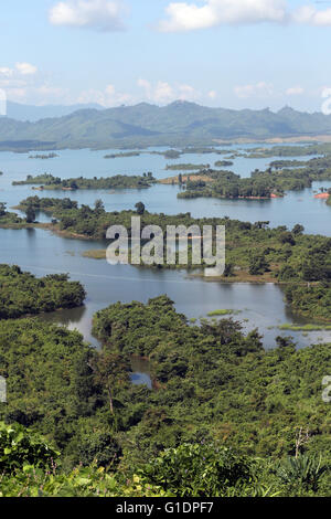 Provincia di Vientiane. Paesaggio. Il lago e le isole. Foto Stock