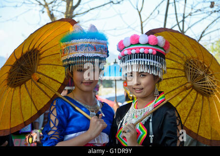 Ragazze Hmong nel loro costume tradizionale Hmong durante l anno nuovo festival. Foto Stock