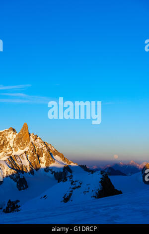 L'Europa, Francia, Haute Savoie, Rodano Alpi, Chamonix, luna si elevano al di sopra dei Dent du Geant (4013m) Foto Stock