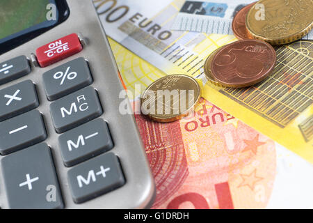 Banconote, monete, calcolatrice Foto Stock