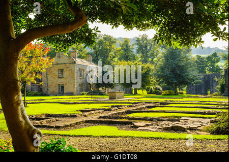 Giardini di Whalley Abbazia nel Ribble Valley Lancashire Inghilterra con i fondamenti della abbazia originale Foto Stock