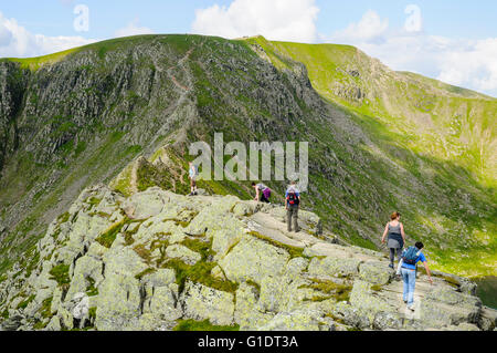 Guardando lungo il bordo di estensione verso Helvellyn nel distretto del Lago Foto Stock