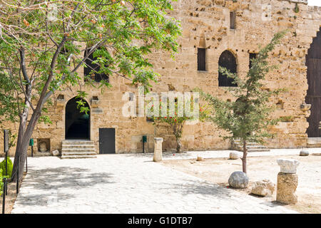 Cipro Nord KYRENIA cortile del castello e la porta di ingresso al Museo della barca Foto Stock