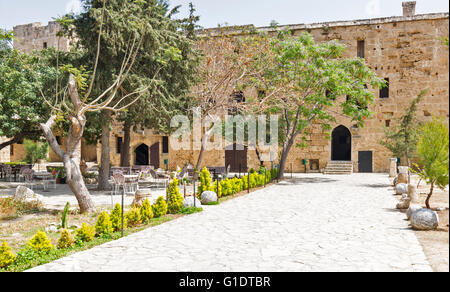 Cipro Nord KYRENIA CASTELLO IL CORTILE E OUTDOOR CAFE Foto Stock