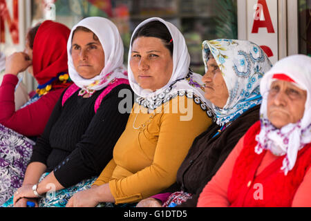 Donne locali in attesa del loro autobus nel mercato del villaggio, nella campagna della provincia di Aydin, Turchia Foto Stock