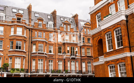 La facciata della british opulento stile vittoriano a schiera edoardiana piatta in mattoni rossi a Chelsea, Londra. Foto Stock