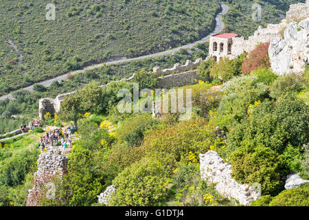 Cipro del Nord SAINT HILARION castello l'inizio del tour con i turisti si sono riuniti per una conferenza o parlare Foto Stock