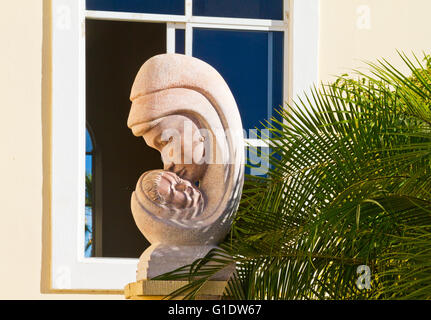 La statua della Madonna e il bambino nel cortile della nostra missione della Madonna del Pilar a Todos Santos, Baja, Messico Foto Stock