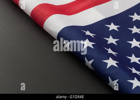 Frammento di ripiegata della bandiera americana sulla lavagna. L'immagine orizzontale con copia spazio. Foto Stock