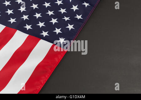 Frammento della bandiera americana sulla lavagna nera con spazio di copia Foto Stock