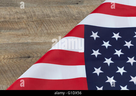 Frammento della bandiera americana ripiegata su legno tavolo in legno di noce con spazio di copia Foto Stock