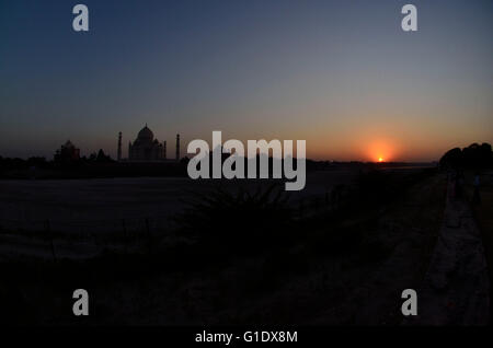 Taj Mahal al tramonto, visto dal sacchetto Mehtab, Agra, Uttar Pradesh, India Foto Stock