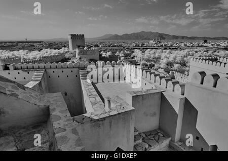 Una fortezza storica con vedute dell'interno delle pareti forte e passaggi in bianco e nero Foto Stock