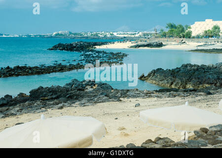 Roccia vulcanica nera lungo la costa di Lanzarote, Arrecife,Isole Canarie Foto Stock