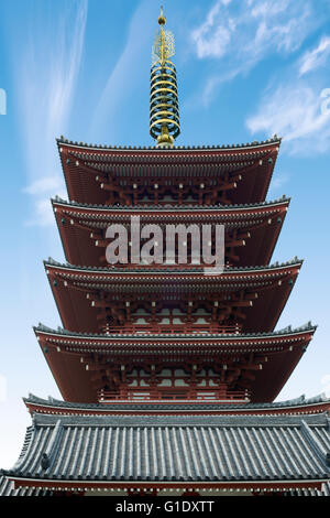 Il Goju-no-a cinque piani pagoda al Tempio di Sensoji, il quartiere di Asakusa, Tokyo, isola di Honshu, Giappone. Il più antico tempio buddista Foto Stock