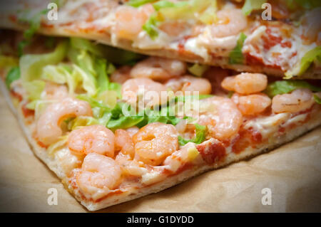 Gamberetti e insalata pizza closeup Foto Stock