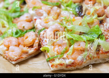 Gamberetti e insalata pizza closeup Foto Stock