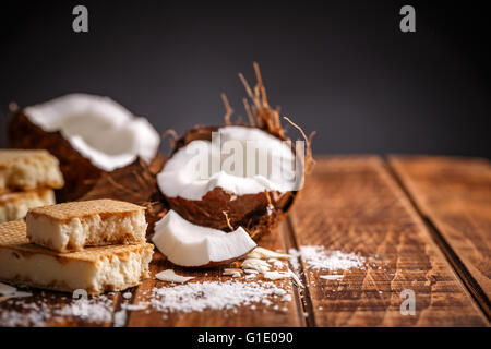 Cioccolato artigianale wafer su sfondo di legno Foto Stock