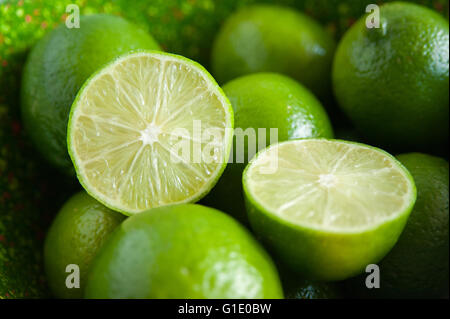 Molte lime con un taglio Foto Stock