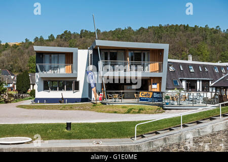 Nuovo Moorings Hotel café complesso alberghiero si affaccia Neptune's scala al Caledonian Canal Banavie vicino a Fort William Highland Scozia Scotland Foto Stock