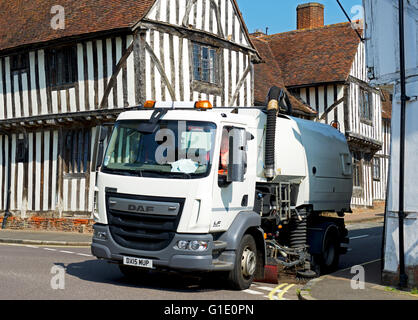 Strada-veicolo di spazzamento nel villaggio di Lavenham, Suffolk, Inghilterra, Regno Unito Foto Stock