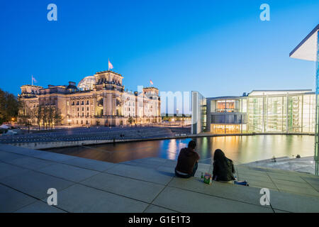 Vista serale del Parlamento Reichstag e Paul Lobe Haus edifici distinti del governo di Berlino Germania Foto Stock