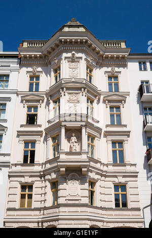 Ornati in architettura storica della facciata di edificio di appartamenti in Prenzlauer Berg di Berlino Germania Foto Stock