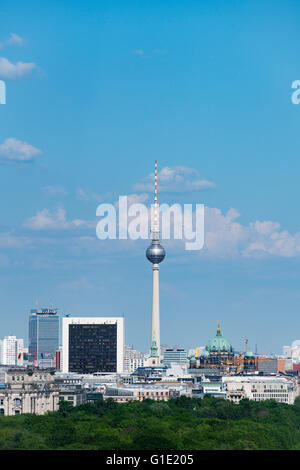 Vista della Fernsehturm o la Torre della TV a Berlino Germania Foto Stock