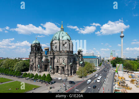 L'esterno dello skyline di Berliner Dom , Cattedrale di Berlino e la Fernsehturm o la Torre della TV in Mitte Berlino Germania Foto Stock