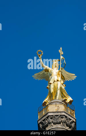 La Colonna della Vittoria o SiegessŠule statua in Tiergarten Berlino Germania Foto Stock