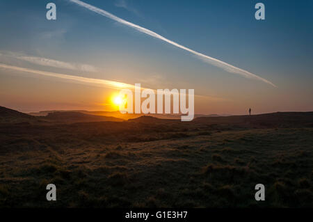 Dawros Bay, Rosbeg, County Donegal, Irlanda meteo. 13 maggio 2016. Il sole sorge oltre il paesaggio costiero come un viandante si ammira la vista. Il bel tempo continua in questa parte del paese. Credito: Richard Wayman/Alamy Live News Foto Stock