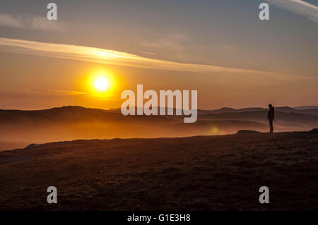 Dawros Bay, Rosbeg, County Donegal, Irlanda meteo. 13 maggio 2016. Il sole sorge oltre il paesaggio costiero come un viandante si ammira la vista. Il bel tempo continua in questa parte del paese. Credito: Richard Wayman/Alamy Live News Foto Stock