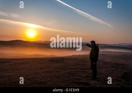 Dawros Bay, Rosbeg, County Donegal, Irlanda meteo. 13 maggio 2016. Il sole sorge oltre il paesaggio costiero come un viandante si ammira la vista. Il bel tempo continua in questa parte del paese. Credito: Richard Wayman/Alamy Live News Foto Stock