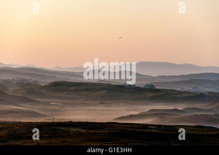 Dawros Bay, Rosbeg, County Donegal, Irlanda meteo. 13 maggio 2016. Il sole sorge sopra il brumoso paesaggio sulla costa ovest. Il bel tempo continua in questa parte del paese. Credito: Richard Wayman/Alamy Live News Foto Stock